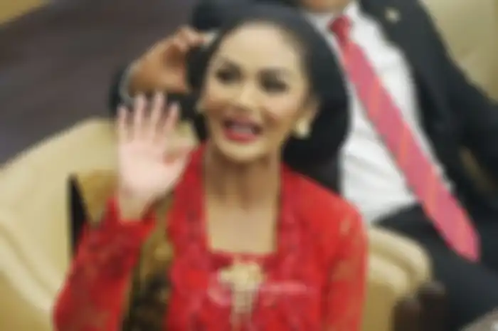 Demi totalitas kerja sebagai anggota DPR RI, Krisdayanti rogoh kocek hampir Rp 60 juta untuk beli sepatu kerja.