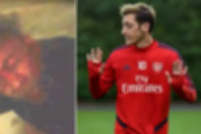 Perampok Mesut Ozil (kanan), Ashley Smith (kiri) menangis memohon ampun dalam penjara.