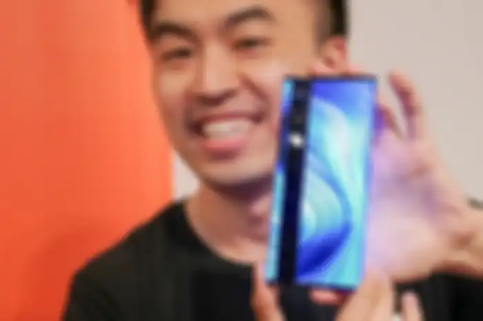 Country DIrector Xiaomi Indonesia Alvin Tse menunjukkan ponsel Mi Mix Alpha di Jakarta, Kamis (21/11/2019)