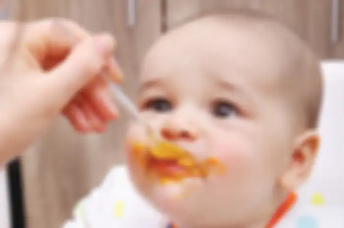 Bayi makan 