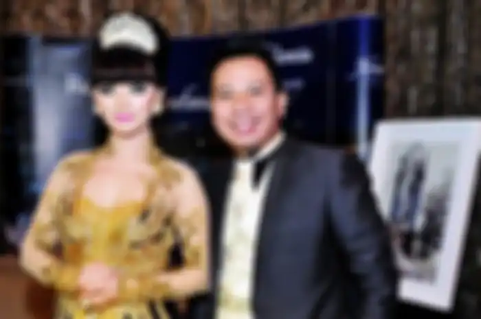 Vicky Prasetyo dan Zaskia Gotik saat bertunangan