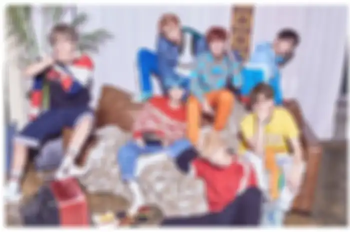 Busana V dan produk fashion baru House of BTS curi perhatian, fans heboh sebut mirip batik.