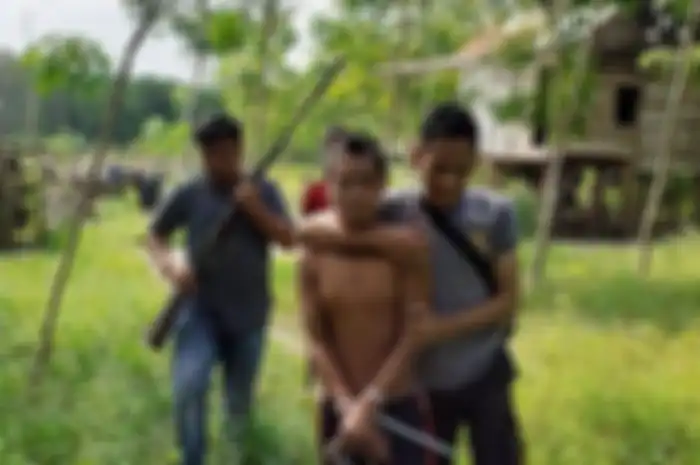 Tersangka Sp, pelaku persetubuhan anak kandung di bawah umur saat diamankan anggota Polsek Muara Rupit. 