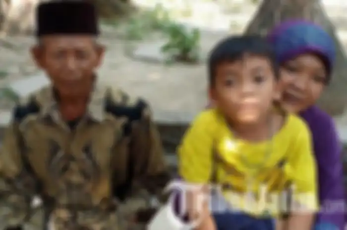 Kakek Radi dan istrinya Dela