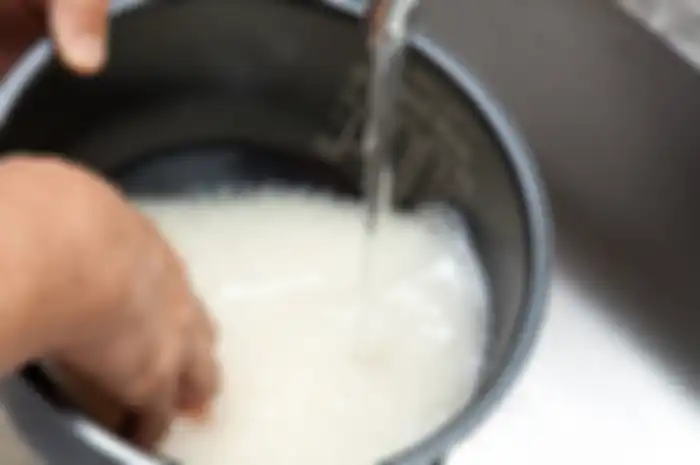 Air cucian beras bermanfaat untuk kesehatan dan kecantikan.
