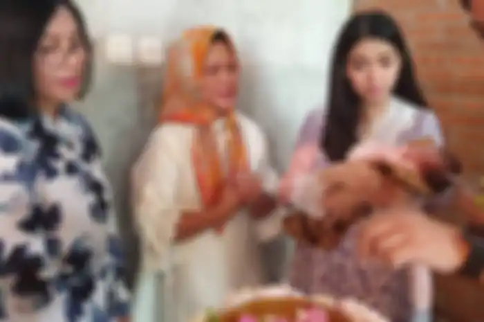 Tampilan Selvi Ananda dan Iriana Jokowi saat acara tasyakuran akikah La Lembah Manah
