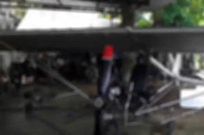 Chaerul (33) pria lulusan SD membuat pesawat sendiri bermodalkan barang rongsok di bengkelnya dan video tutorial YouTube karena penasaran rasanya terbang.