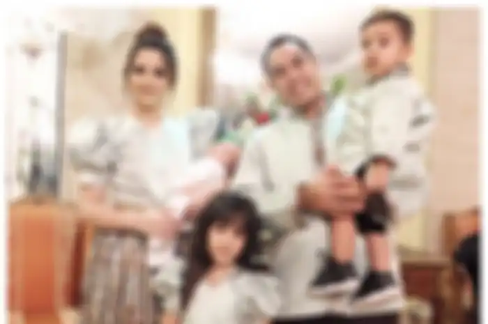 Nia Ramadhani dan Ardi Bakrie bersama ketiga anak mereka