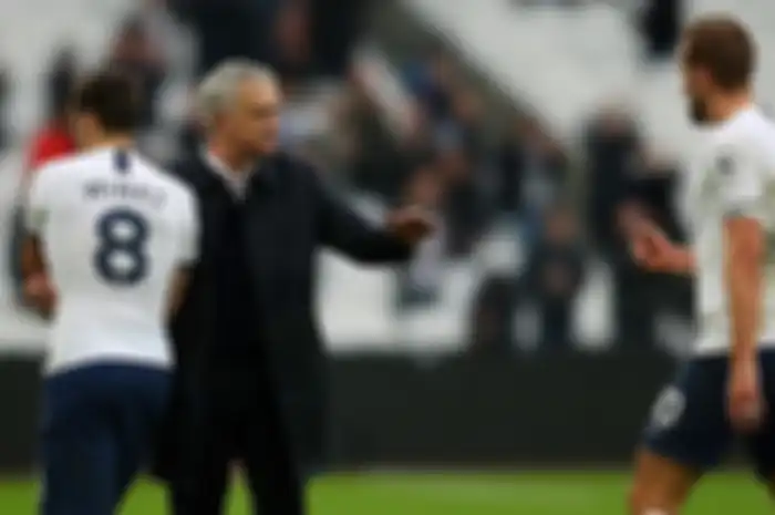Pelatih Tottenham Hotspur, Jose Mourinho memberi ucapan selamat kepada para pemain.