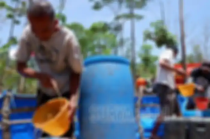Pemerintah mengirimkan suplai air bersih ke desa-desa di Trenggalek