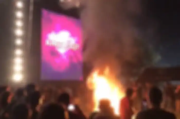 Penonton Knotfest Mexico rusuh dan bakar alat-alat band di panggung