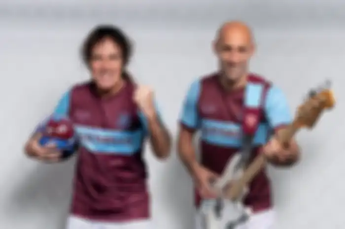 Steve Harris dan Pablo Zabaleta yang mengenakan jersi kit Iron Maiden x West Ham United