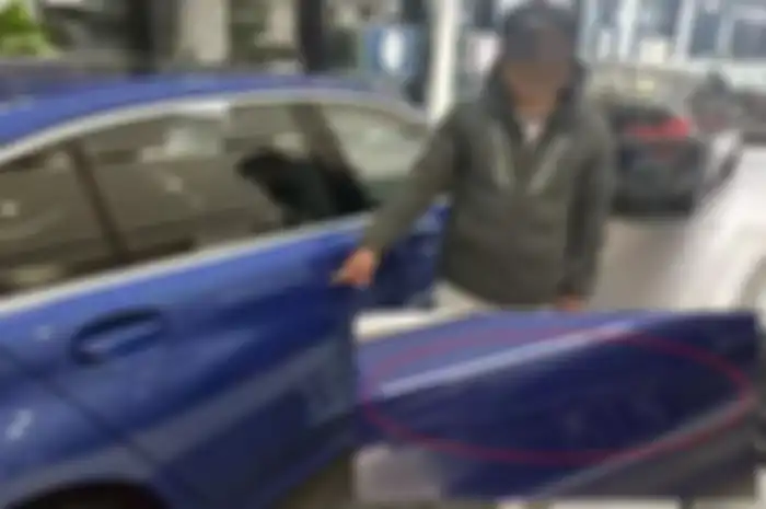 Mobil BMW di showroom yang sengaja digores oleh Ji Moubing.