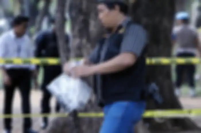 Petugas Puslabfor Polri saat melakukan olah Tempat Kejadian Perkara ledakan granat asap di kawasan Monumen Nasional