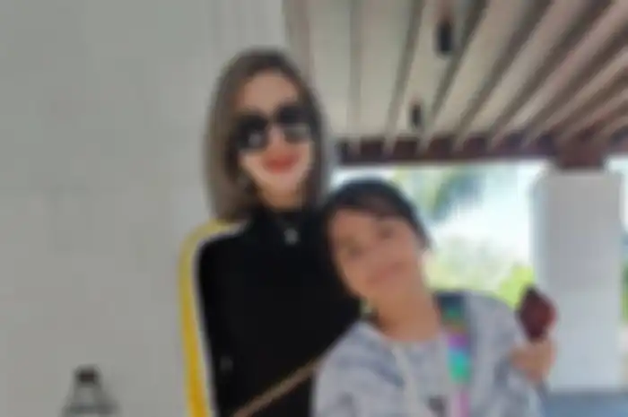 Anak Barbie Kumalasari Memohon Agar Ibunya Tak Dibully hingga Teteskan Air Mata di Acara TV, Psikolog Baca Makna Terpendam di Baliknya: Dia Mungkin Malu