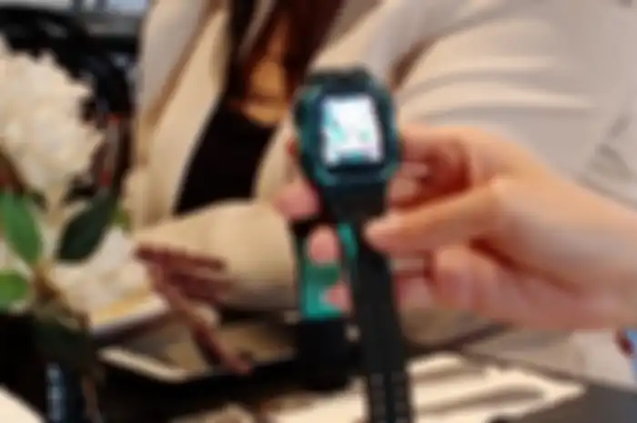 imoo Watch Phone Z6 yang sedang menggunakan fitur alat pengenalan