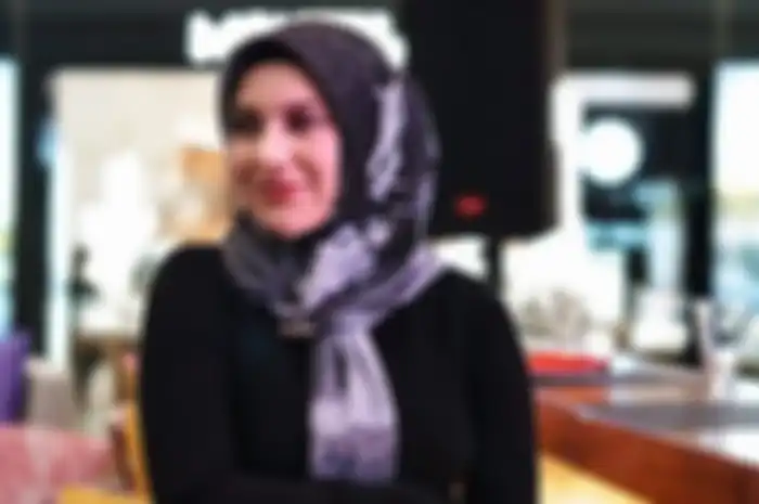 Tak lagi pakai korset pamer lekuk tubuh, Irish Bella kini tampil cantik pakai hijab lilit dan celana ketat!