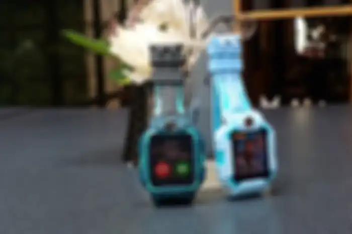 imoo Watch Phone Z6 warna Emerald Green (kiri) dan Frozen Limited Edition (kanan).