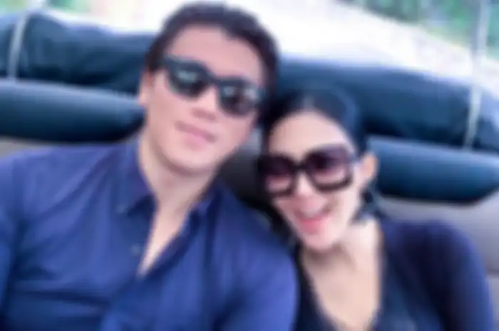 Syahrini dan Reino Barack