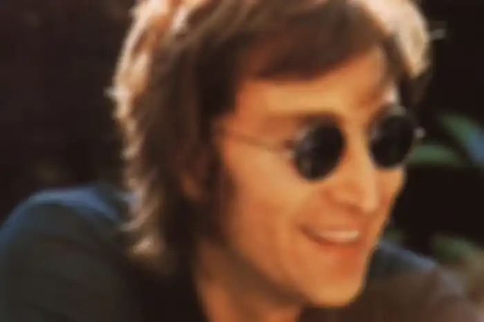 Sejarah 8 Desember, John Lennon ditembak mati oleh penggemarnya, Mark David Chapman.