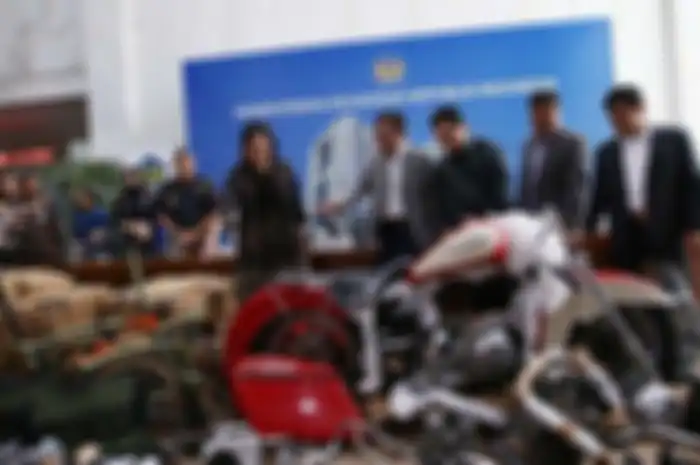 Menteri Keuangan Sri Mulyani bersama Menteri BUMN Erick Thohir menunjukkan barang bukti motor Harley Davidson saat konferensi pers terkait penyelundupan motor Harlery Davidson dan sepeda Brompton menggunakan pesawat baru milik Garuda Indonesia di Kementerian Keuangan, Jakarta, Kamis (5/12/2019). Dir