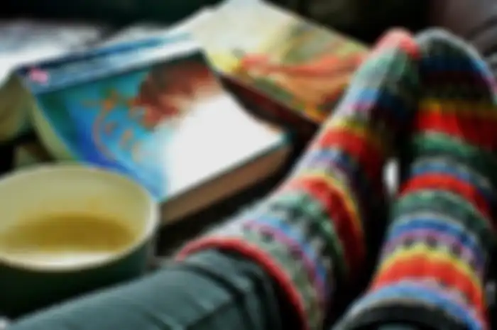 Tidur dengan kaos kaki 