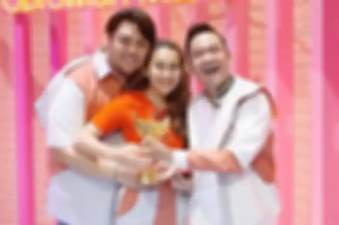 Pelukan Sama Cowok Pas Shooting, Ayu Ting Ting Kenakan OOTD Bernuansa Oranye Cerah