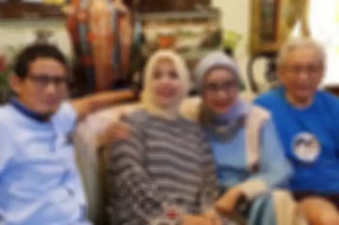 Sandiaga Uno bersama istri dan kedua orangtuanya.