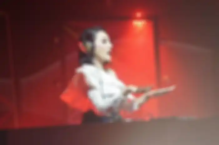 Penampilan Kiki Amalia saat sedang menjadi DJ