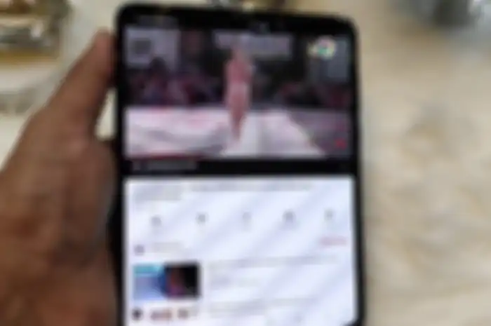 Menonton YouTube di Galaxy Fold dalm posisi layar terbuka penuh