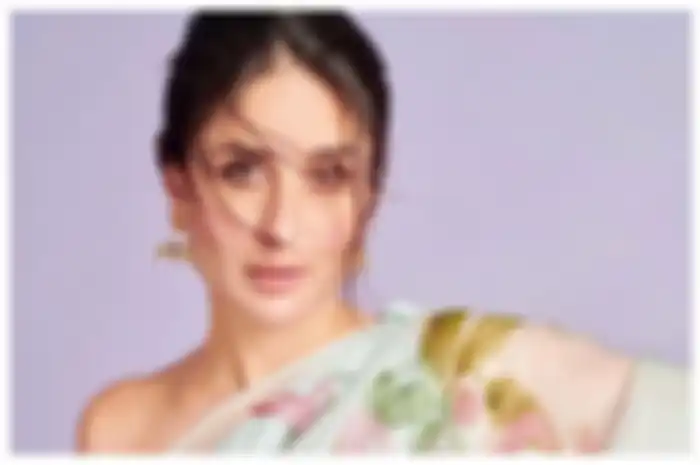 Gaya fashion airport Kareena Kapoor mencuri perhatian.