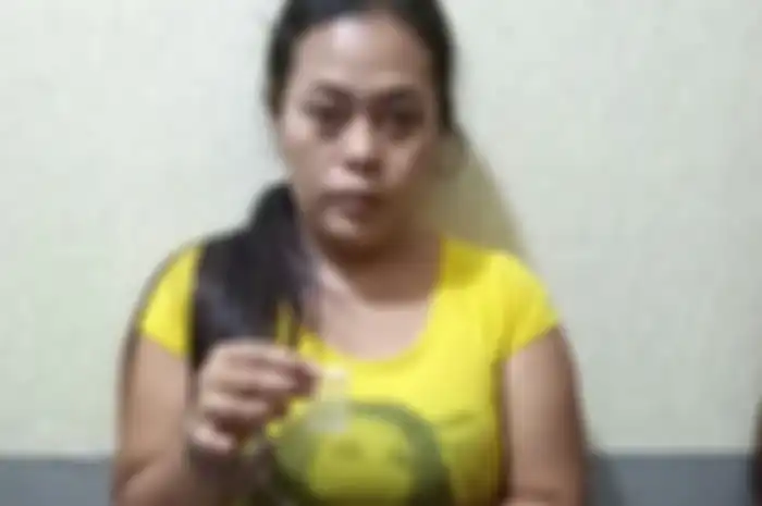 Foto Ibu-ibu yang tertangkap tangan menggunakan sabu-sabu poket