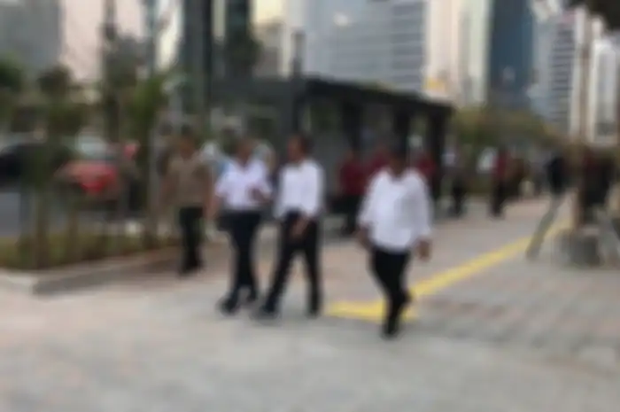 Presiden RI Jokowi, Menteri PUPR Hadimulyo, dan Gubernur DKI Anies Baswedan berjalan di trotoar jalan Sudirman.