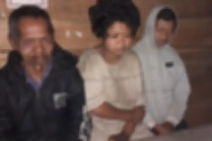 Satu Keluarga di Kampung Mano-Nancang, Kel. Mandosawu, Kec. Pocoranaka, Kab. Manggarai Timur, Flores, NTT, Jumat malam (13/12/2019) mengalami sakit. Martinus Adat (64) sakit Tuna Netra sejak lahir sementara anak sulungnya (tengah) bersama mamanya mengalami sakit gangguan jiwa.