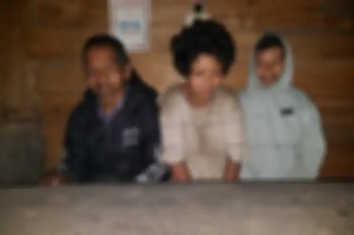 Martinus Adat (64) seorang suami yang tuna Netra masak dan rawat anak dan istrinya yang sakit gangguan jiwa di Kampung Mano-Nancang, Kel. Mandosawu, Kec. Pocoranaka, Kab. Manggarai Timur, Flores, NTT, Jumat, (13/12/2019) 