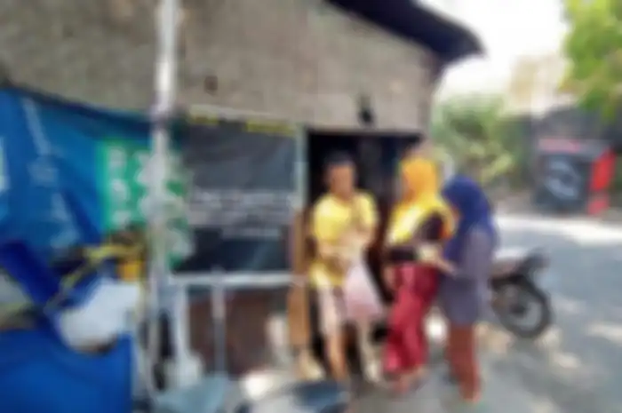 Warung Warsinem di depan Puskesmas Purwodiningratan, Kecamatan Jebres, Solo.