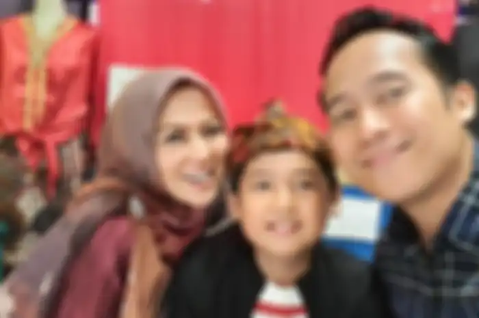 Denny Cagur bersama istri dan anaknya.