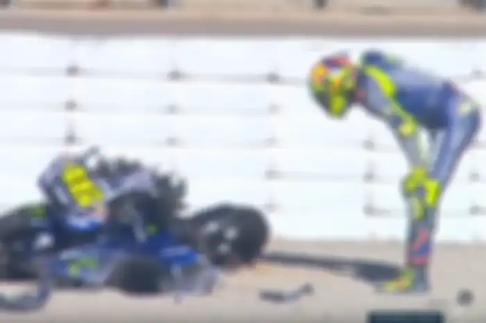 Valentino Rossi saat alami crash di Valencia tahun 2017