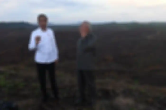 Presiden Joko Widodo (kiri) berbincang dengan Gubernur Kalimantan Timur Isran Noor (kanan) saat meninjau lokasi rencana ibu kota baru di Sepaku, Penajam Paser Utara, Kalimantan Timur, Selasa (17/12/2019). Jokowi mengaku puas setelah meninjau lokasi tersebut yang nantinya akan dibangun kluster pemeri