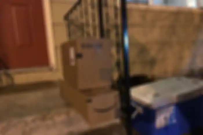 Paket berisi sampah yang sengaja diletakkan Christine Hyatt di depan rumah.