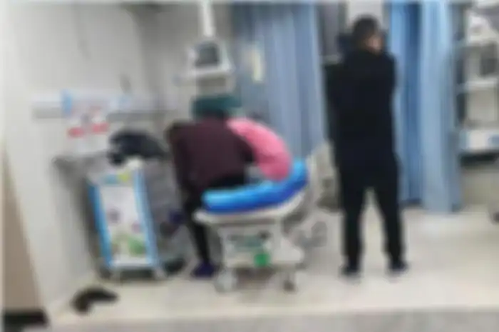 Seorang ibu stres ajari anak belajar sampai tengah pil tidur