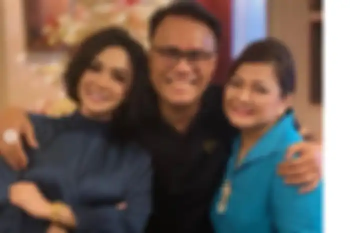Natalan di Rumah Mantan Suami, Yuni Shara Tampil Kece dengan Jeans dan Blus Simpel