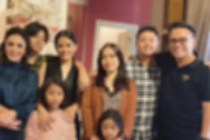 Potret kebersamaan Yuni Shara bersama sang mantan suami Henry Siahaan dan anak-anaknya