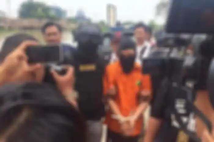 Haris Simamora, tersangka pembunuh satu keluarga di Bekasi dihadirkan ketika polisi mencari linggis yang dipakai untuk membunuh. 