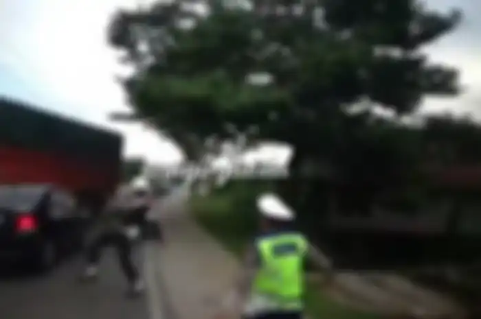 Seorang pengendara nekat terobos razia polisi