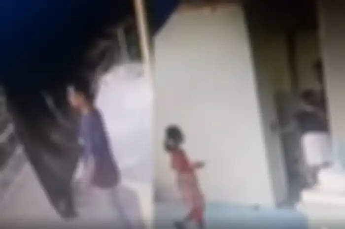 Detik-detik, pria pedofil lecehkan bocah perempuan di toilet sebuah tempat ibadah