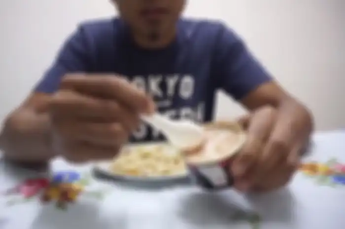 YouTuber Malaysia mencoba makan nasi goreng dicampur dengan makanan kucing kalengan.