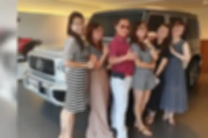 Hu memiliki empat istri , selain itu dia juga masih memiliki wanita simpanan di luar.
