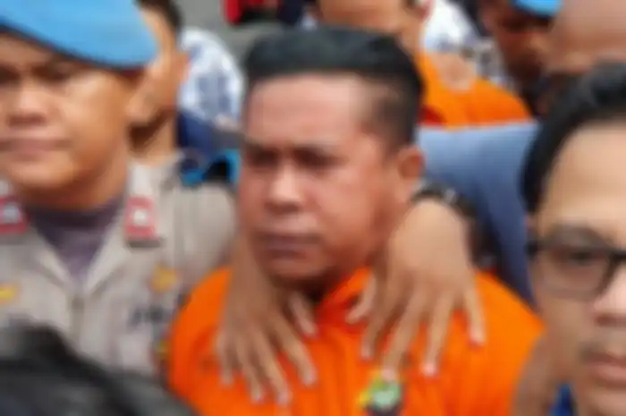 Dua pelaku penyiraman Novel Baswedan dengan air keras, RM dan RB keluar dari Rutan Polda Metro Jaya, Jakarta Selatan, untuk dipindahkan ke Rutan Mabes Polri, Jakarta Selatan, Sabtu (28/12/2019) siang.