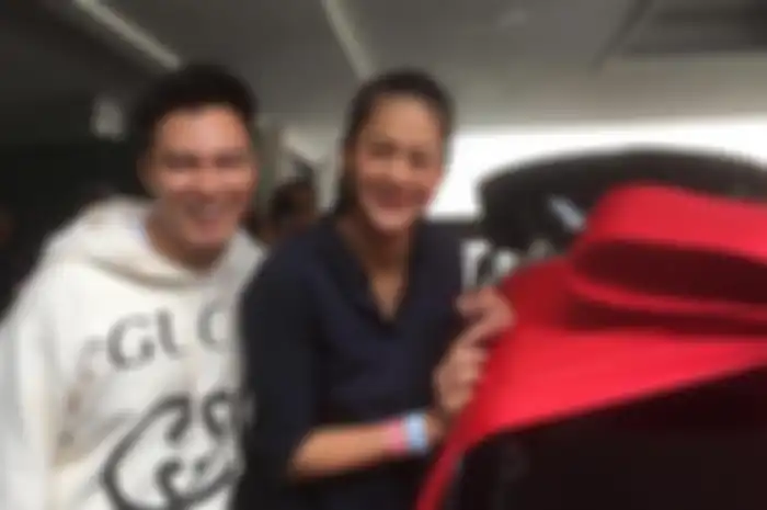 Baim Wong memberikan hadiah kejutan sebuah mobil mewah untuk sang istri Paula Verhouven di RSIA Bunda Jakarta, Jakarta, Sabtu (28/12/2019). 